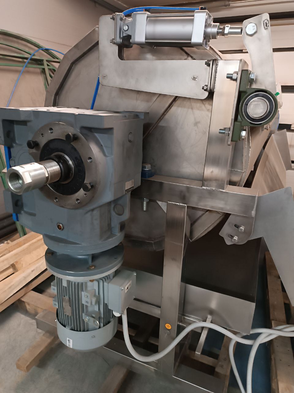 Milberg valsli quritgichi — baraban uchi va yuritmaning motor-reduktori